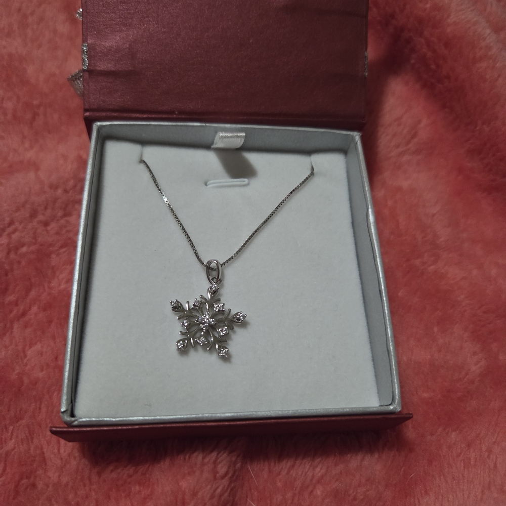 Dazzling Snowflake Pendant Necklace in Silver